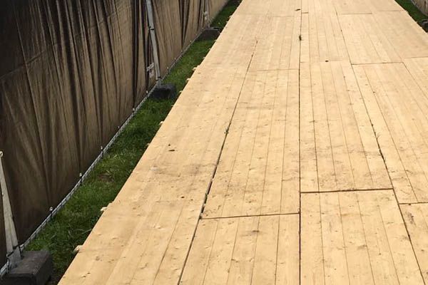 Już teraz możesz wypożyczyć podłoża drewniane w Portable Flooring Solutions